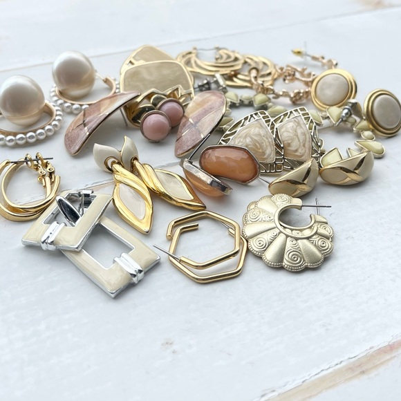 Estate Lot of Vintage to Modern Earrings, 17 pairs Clip Earrings - Picture 6 of 9